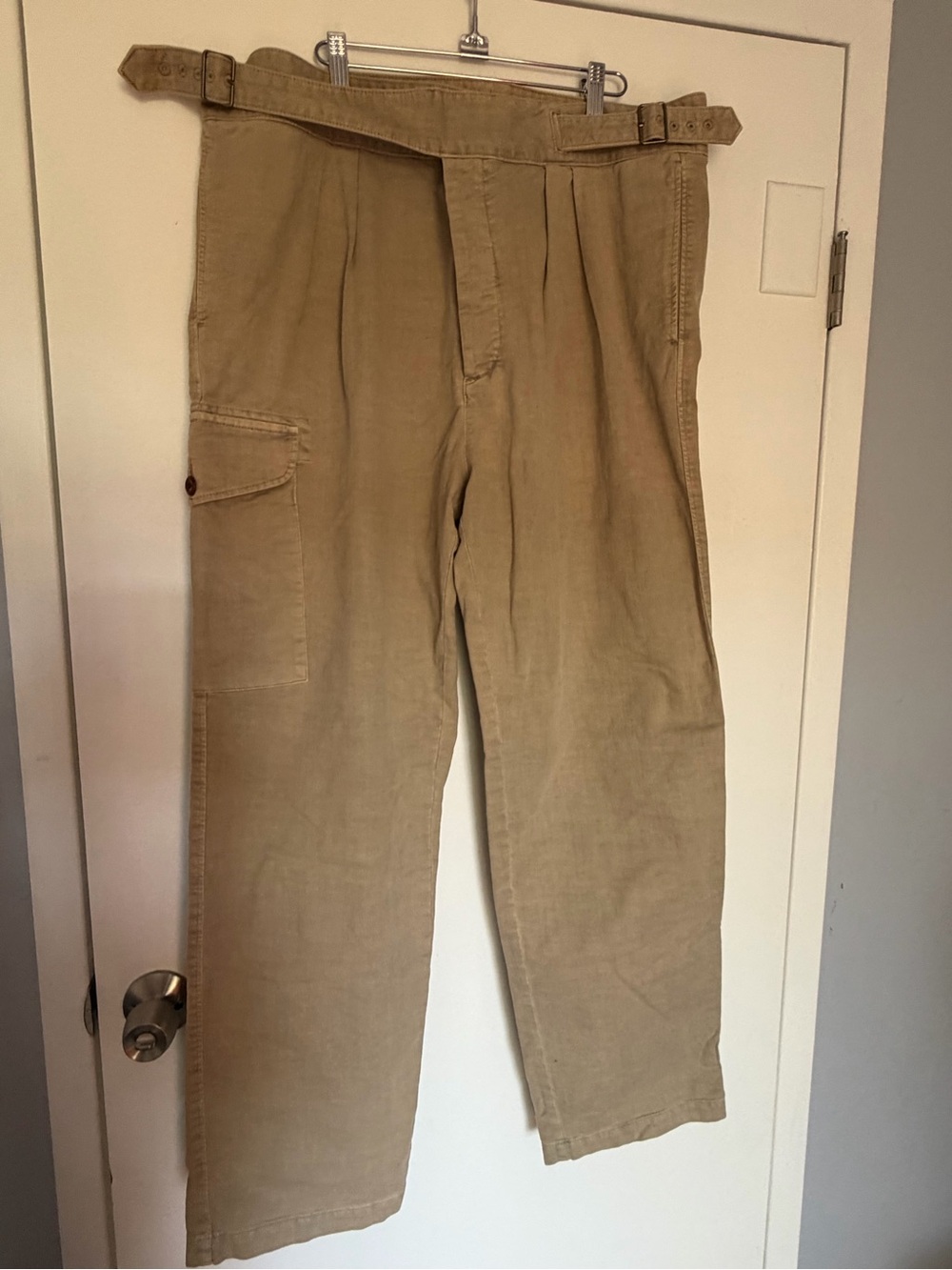 Banana Republic Men's Khaki Cargo Pants - Versatile Casual Trousers